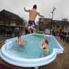 \"Wijchen, 1-1-2012, Nieuwjaarsduik op de markt\"