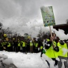 \"Nijmegen, 16-2-2012 . Mars van Respect door schoonmakers, Duizenden (!) schoonmakers lopen voor de achtste mars naar Nijmegen. Zij liepen van Kelfkensbos naar ROC en terug.. alwaar een schuimkanon stond\"